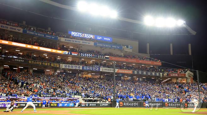 24일 오후 대전 한화생명볼파크에서 프로야구 2025 신한 SOL뱅크 KBO 플레이오프 5차전 삼성 라이온즈와 한화 이글스의 경기가 열리고 있다.  2025.10.24/뉴스1 ⓒ News1 김진환 기자