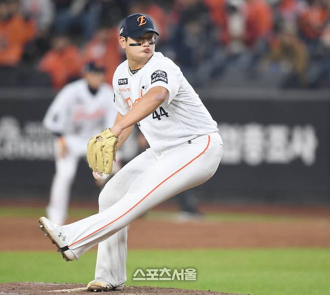 한화 김서현이 30일 대전 한화생명볼파크에서 열린 2025 KBO 한국시리즈 4차전 LG와 경기 9회 역투하고 있다. 대전 | 최승섭기자 thunder@sportsseoul.com