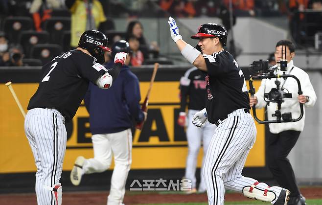 LG 김현수(오른쪽)가 29일 대전 한화생명볼파크에서 열린 2025 KBO리그 한화와의 한국시리즈 3차전 4회초 1사 한화 선발 폰세를 상대로 솔로 홈런을 친 뒤 문보경과 하이파이브를 하고 있다. 대전 | 박진업 기자 upandup@sportsseoul.com