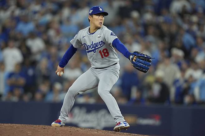 LA 다저스 야마모토가 26일(한국시간) 미국 온타리오주 토론토 로저스 센터에서 열린 2025 메이저리그(ML) 월드시리즈(WS) 2차전 토론토와 경기에 선발 등판해 역투하고 있다. 사진 | 토론토=Imagn Images 연합뉴스