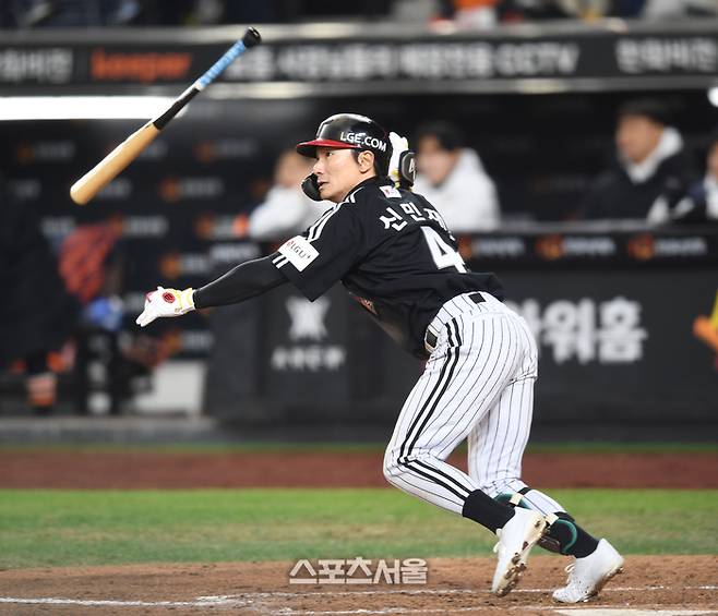 LG 신민재가 29일 대전 한화생명볼파크에서 열린 2025 KBO 포스트시즌 한국시리즈 3차전 한화와 경기 3회초 2사1루 1타점 좌중간 2루타를 치고 있다. 대전 | 최승섭기자 thunder@sportsseoul.com