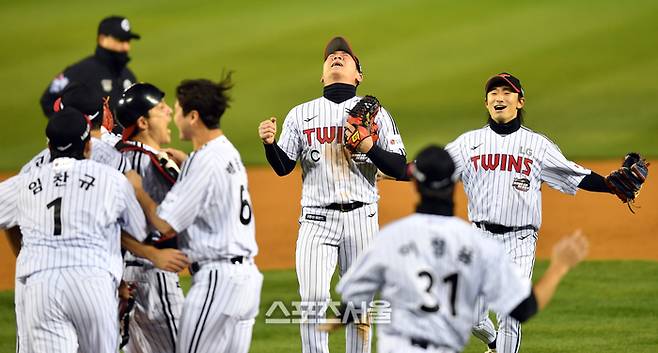 한국시리즈 4승 1패로 우승을 차지한 LG 선수들이 13일 잠실구장에서 열린 2023 KBO리그 LG트윈스와 KT위즈의 한국시리즈 5차전을 마치며 우승세리머니를 펼치고 있다. 한국시리즈 MVP 오지환이 하늘을 향해 눈물짓고 있다. 잠실 | 강영조기자 kanjo@sportsseoul.com
