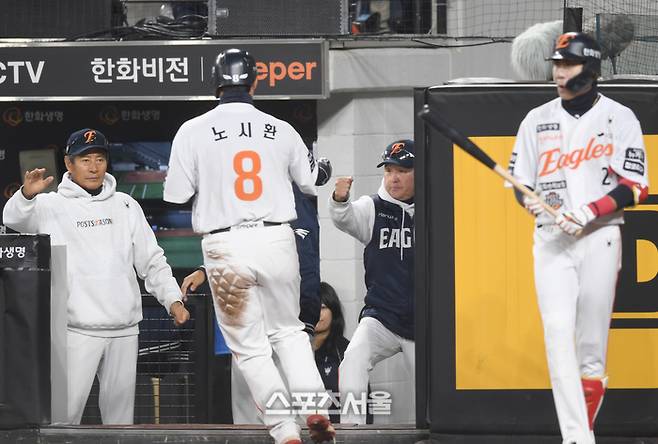 한화 김경문 감독이 31일 대전 한화생명볼파크에서 열린 2025 KBO 한국시리즈 5차전 LG와 경기 2회말 1사만루 이원석 내야땅볼 때 홈을 밟은 노시환과 하이파이브를 하고 있다. 대전 | 최승섭기자 thunder@sportsseoul.com