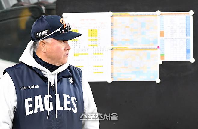 한화 김경문 감독이 31일 대전 한화생명볼파크에서 열린 2025 KBO리그 LG와 한국시리즈 5차전에 앞서 그라운드를 바라보고 있다. 대전 | 박진업 기자 upandup@sportsseoul.com