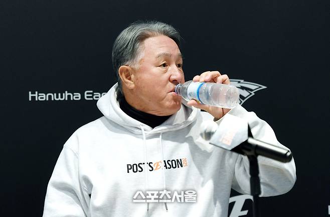 한화 김경문 감독이 31일 대전 한화생명볼파크에서 열린 2025 KBO리그 LG와 한국시리즈 5차전에 앞서 인터뷰를 하고 있다. 대전 | 박진업 기자 upandup@sportsseoul.com