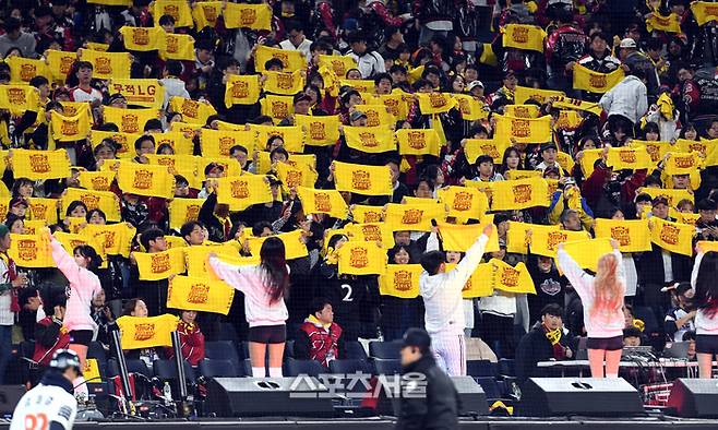 30일 대전 한화생명볼파크에서 열린 2025 KBO리그 LG와 한화의 한국시리즈 4차전에서 한화 팬들이 열띤 응원을 펼치고 있다. 대전 | 박진업 기자 upandup@sportsseoul.com