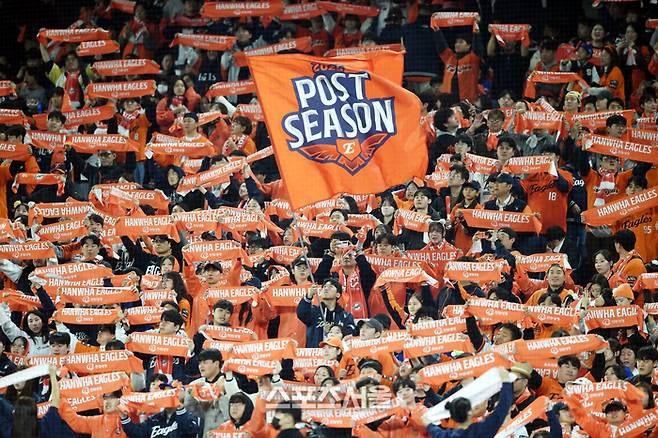 한화 팬들이 30일 대전 한화생명볼파크에서 열린 2025 KBO 한국시리즈 4차전 LG와 경기 응원을 하고 있다. 대전 | 최승섭기자 thunder@sportsseoul.com