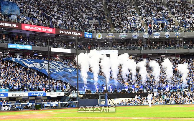 22일 대구 삼성라이온즈파크에서 열린 2025 KBO리그 한화와 삼성의 플레이오프 4차전에서 삼성 팬들이 열띤 응원을 펼치고 있다. 대구 | 박진업 기자 upandup@sportsseoul.com