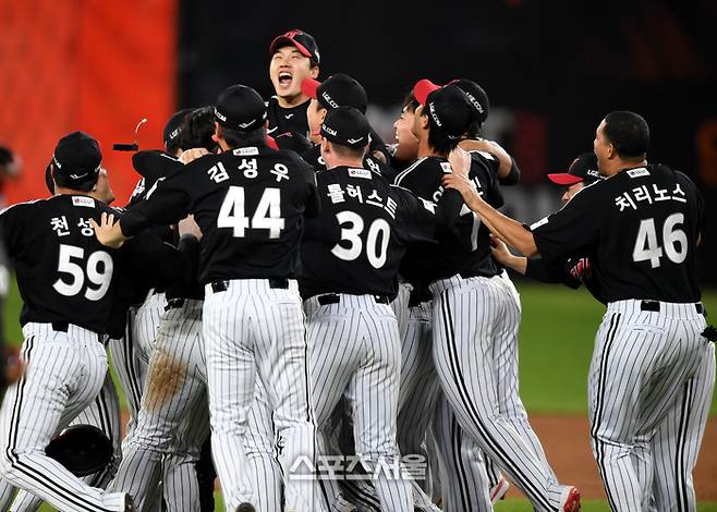 LG 선수들이 31일 대전 한화생명볼파크에서 열린 2025 KBO 한국시리즈 5차전 한화와 경기 승리 후 환호하고 있다. 대전 | 최승섭기자 thunder@sportsseoul.com