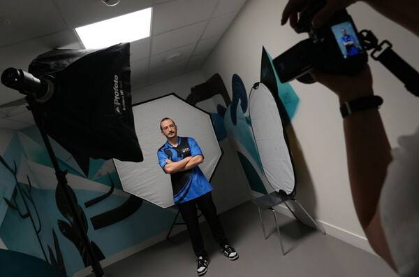 컴투스가 글로벌 e스포츠 대회 '서머너즈 워 월드 아레나 챔피언십 2025(이하 SWC2025)'의 월드 파이널 출전 선수 프로필 촬영 현장을 공개했다. ('SWC2025' 월드 파이널 출전 선수 프로필 촬영 현장 1 (GUTSTHEBERSERK)). /사진=컴투스