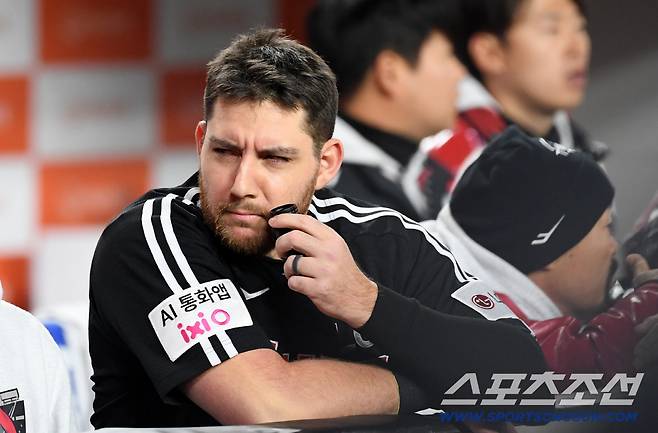 30일 대전 한화생명볼파크에서 열린 한국시리즈 4차전 한화 이글스와 LG 트윈스의 경기. 오스틴이 생각에 잠겨 있다. 대전=박재만 기자 pjm@sportschosun.com/2025.10.30/