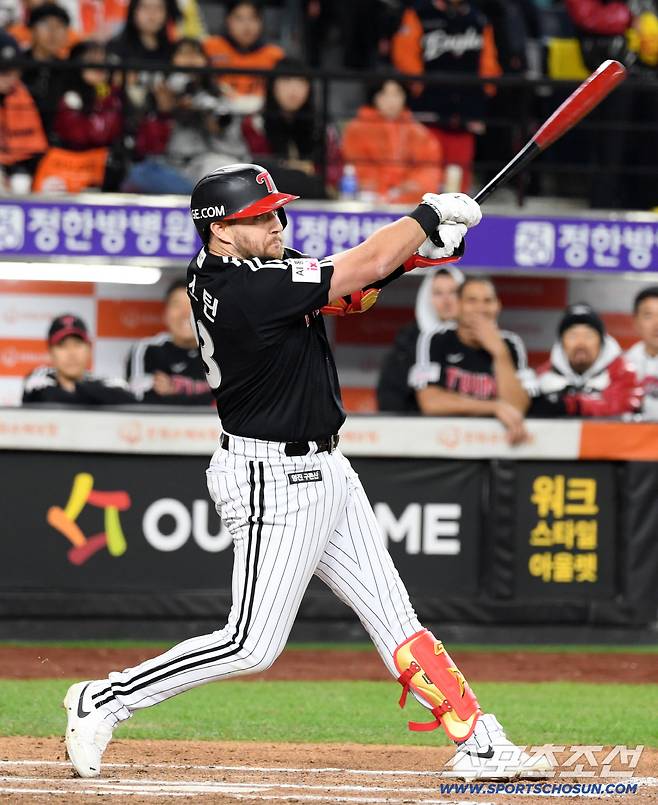 30일 대전 한화생명볼파크에서 열린 한국시리즈 4차전 한화 이글스와 LG 트윈스의 경기. LG 오스틴이 타격을 하고 있다. 대전=박재만 기자 pjm@sportschosun.com/2025.10.30/