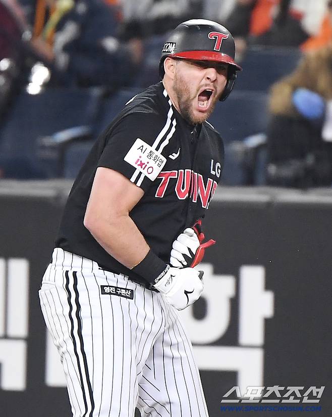 30일 대전 한화생명볼파크에서 열린 LG와 한화의 한국시리즈 4차전. 9회초 2사 3루 오스틴이 1타점 적시타를 친 후 환호하고 있다. 대전=정재근 기자 cjg@sportschosun.com/2025.10.30/