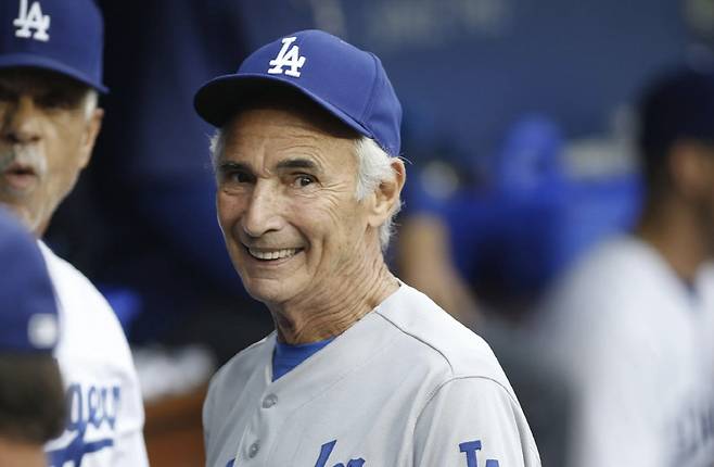 샌디 쿠팩스가 2015년 5월 17일(한국시각) 다저스타디움에서 열린 '올드 타이머 게임 행사'에 참석해 카메라를 향해 활짝 웃고 있다. AP연합뉴스