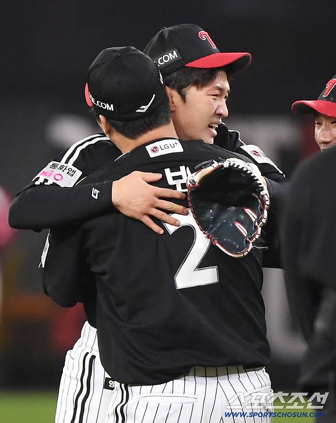 30일 대전 한화생명볼파크에서 열린 LG와 한화의 한국시리즈 4차전. LG가 7대4로 역전승을 거둔 박해민이 문보경과 포옹하며 감격의 눈물을 흘리고 있다. 사진=정재근 기자