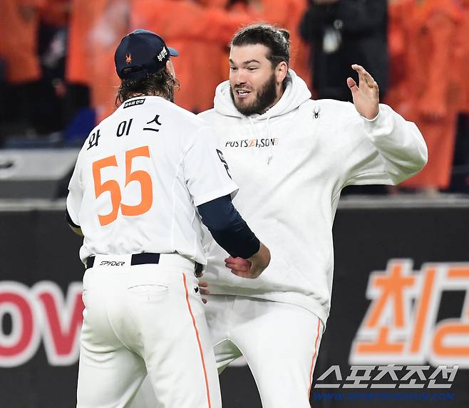 24일 대전 한화생명볼파크에서 열린 삼성과 한화의 PO 5차전. 한화가 삼성에 승리하며 한국시리즈 진출에 성공했다. 경기 종료 후 승리의 기쁨을 나누고 있는 한화 와이스-폰세. 대전=송정헌 기자songs@sportschosun.com/2025.10.24/