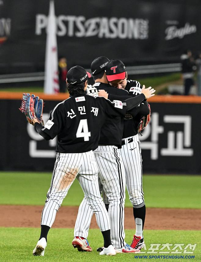 30일 대전 한화생명볼파크에서 열린 한국시리즈 4차전 한화 이글스와 LG 트윈스의 경기. 승리한 LG 박해민이 기쁨의 눈물을 흘리고 있다. 대전=박재만 기자 pjm@sportschosun.com/2025.10.30/