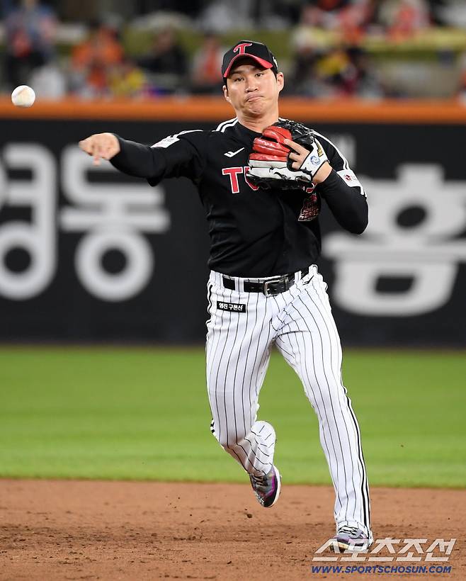 31일 대전 한화생명볼파크에서 열린 한국시리즈 5차전 한화 이글스와 LG 트윈스의 경기. 3회말 무사 1,2루 한화 문현빈 타구를 LG 유격수 오지환이 병살로 연결하고 있다. 대전=박재만 기자 pjm@sportschosun.com/2025.10.31/