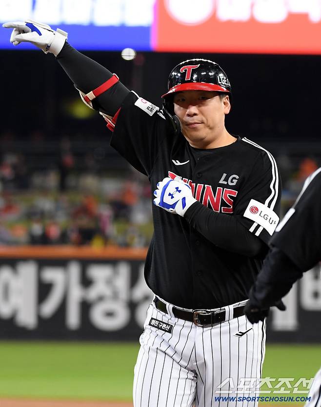 31일 대전 한화생명볼파크에서 열린 한국시리즈 5차전 한화 이글스와 LG 트윈스의 경기. 1회초 1사 2루 LG 김현수가 적시타를 날린 뒤 환호하고 있다. 대전=박재만 기자 pjm@sportschosun.com/2025.10.31/