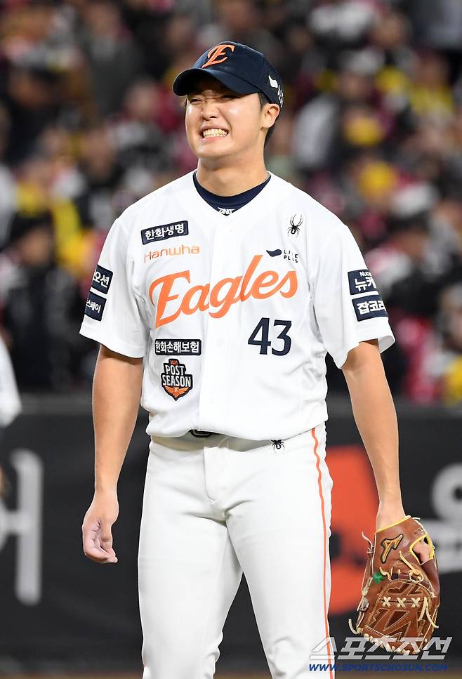 31일 대전 한화생명볼파크에서 열린 한국시리즈 5차전 한화 이글스와 LG 트윈스의 경기. 3회초 무사 만루 위기를 탈출한 한화 정우주가 미소 짓고 있다. 대전=박재만 기자 pjm@sportschosun.com/2025.10.31/