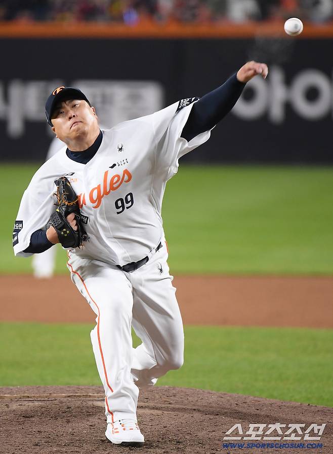 31일 대전 한화생명볼파크에서 열린 LG와 한화의 한국시리즈 5차전. 8회초 류현진이 불펜 투수로 등판해 투구하고 있다. 대전=정재근 기자 cjg@sportschosun.com/2025.10.31/