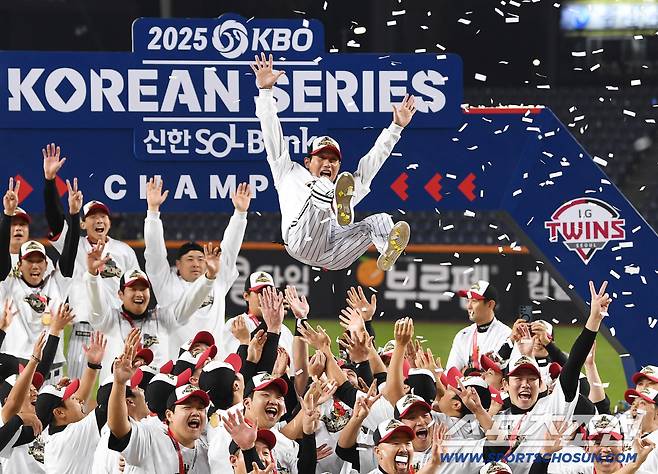 31일 대전 한화생명볼파크에서 열린 LG와 한화의 한국시리즈 5차전. LG가 4대1로 승리하며 시리즈 전적 4승 1패로 우승을 차지했다. 선수들이 염경엽 감독을 헹가래 치고 있다. 대전=정재근 기자 cjg@sportschosun.com/2025.10.31/