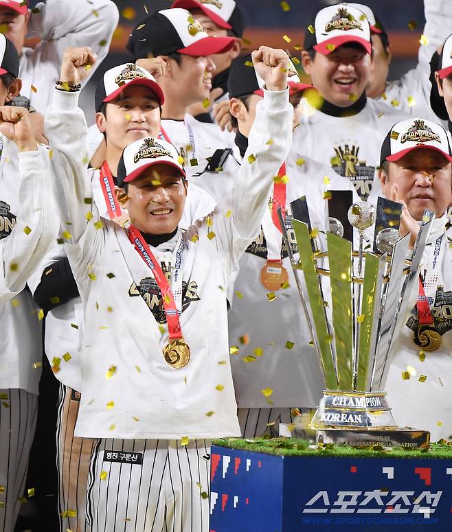 31일 대전 한화생명볼파크에서 열린 LG와 한화의 한국시리즈 5차전. LG가 4대1로 승리하며 시리즈 전적 4승 1패로 우승을 차지했다. 염경엽 감독이 챔피언 트로피 앞에서 환호하고 있다. 대전=정재근 기자 cjg@sportschosun.com/2025.10.31/