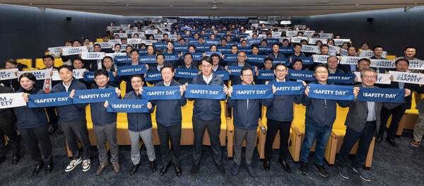 대한항공은 31일 서울 강서구 대한항공 본사에서 제3회 '세이프티 데이(Safety Day)' 행사를 개최했다. 사진은 조원태 한진그룹 회장(왼쪽에서 여섯번째), 우기홍 대한항공 부회장(왼쪽에서 다섯번째), 유종석 대한항공 안전보건 총괄 겸 오퍼레이션 부문 부사장(왼쪽에서 네번째) 등 참석 임직원들이 기념촬영을 하는 모습. ⓒ대한항공
