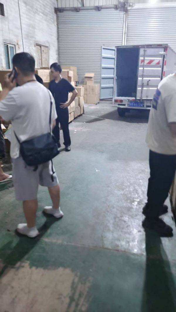 지난달 28일 오후 7시, 중국 광둥성 불산시 외곽의 한 창고에서 벌어진 위조품 작업장 급습 현장.위조품 규모가 클수록 공안 4~5명이 동행하고, 소규모일 경우 1~2명만 출동한다.대부분 경제사범이라 큰 저항은 없지만, 일부는 칼을 들거나 달아나는 등 돌발상황이 잦다. IP SPACE 제공.