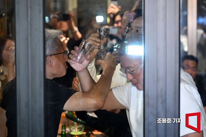 젠슨 황 엔비디아 최고경영자(CEO)가 30일 저녁 서울 강남구 삼성역 인근 깐부치킨 매장에서 이재용 삼성그룹 회장, 정의선 현대차그룹 회장과 치킨 회동에서 러브샷을 하고 있다. 조용준 기자