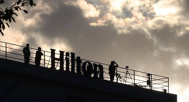 29일 경북 경주시 보문관광단지 내 위치한 힐튼호텔 옥상에 저격수가 배치돼 있다. 연합뉴스