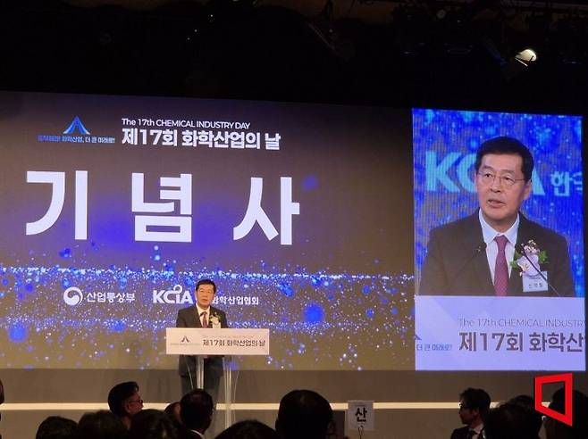 신학철 한국화학산업협회장 겸 LG화학 부회장이 31일 서울 중구 더플라자 호텔에서 열린 제17회 화학산업의 날 기념식에서 발언하고 있다. 오지은 기자