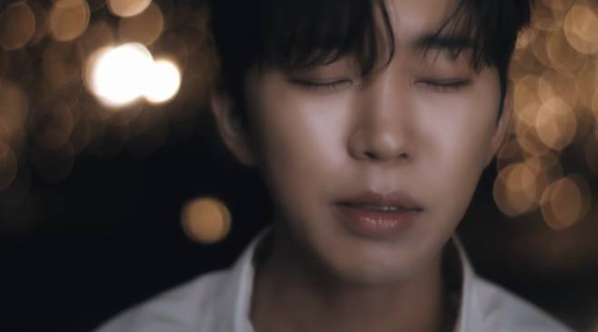 가수 임영웅이 30일 공식 SNS를 통해 정규 2집 'IM HERO 2' 수록곡 '들꽃이 될게요' 뮤직비디오를 공개했다. 이번 뮤직비디오는 서정적인 멜로디와 임영웅의 호소력 짙은 목소리가 어우러져, 조용히 곁을 지키는 '들꽃' 같은 사랑을 노래한다. 한편 임영웅은 현재 2025-2026 전국투어 콘서트 'IM HERO'를 진행 중이다. 오는 11월 대구 공연을 시작으로 서울, 광주, 대전, 부산 등에서 팬들과의 만남을 이어갈 예정이다.