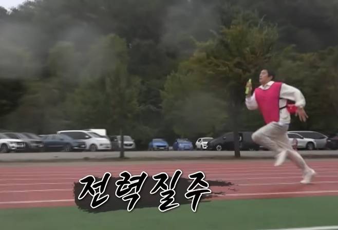 31일 방송되는 MBC '나 혼자 산다'(나혼산)에서는 '제1회 순진무구 가을 운동회'의 후반전 씨름 대결과 '토니상' 수상자 박천휴 작가의 한국 일상이 공개된다. 운동회에서는 구성환과 이장우의 '빅매치', 키와 이주승의 '스몰매치' 등 예측불허의 라이벌전이 펼쳐지며 큰 웃음을 예고한다. 한편, 박천휴 작가는 서울에서의 새로운 보금자리를 공개하고, 대학 강연을 통해 방황했던 20대 시절의 고민을 솔직하게 털어놓으며 미래를 고민하는 청춘들에게 깊은 울림을 전할 예정이다.