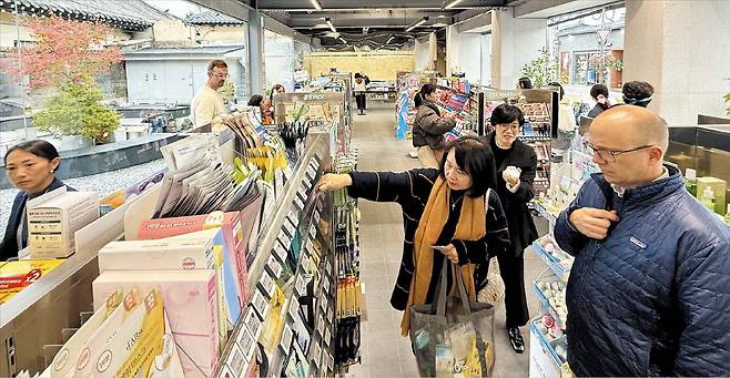 장련성 기자“美 대변인이 사간 화장품인가요?” 30일 오후 경북 경주의 올리브영 매장. 외국인 관광객들이 물건을 고르고 있다. 레빗 미 백악관 대변인이 찾은 이후 손님이 더 늘었다고 한다.