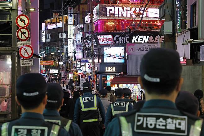 2025년 10월 24일 서울 마포구 홍대거리에서 경찰과 자지체 관계자들이 핼러윈을 앞두고 안전점검에 나서고 있다. /장경식 기자