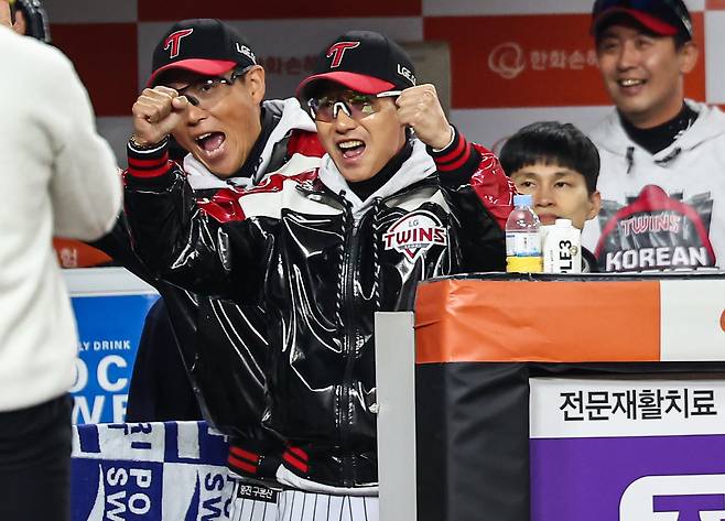 29일 대전 한화생명볼파크에서 열린 프로야구 2025 신한 SOL뱅크 KBO 포스트시즌 한국시리즈 3차전 LG 트윈스와 한화 이글스의 경기, LG 염경엽 감독이 4회초 1사 주자없는 상황에서 홈런을 때린 LG 김현수를 기쁘게 맞이하고 있다. 2025.10.29/뉴스1