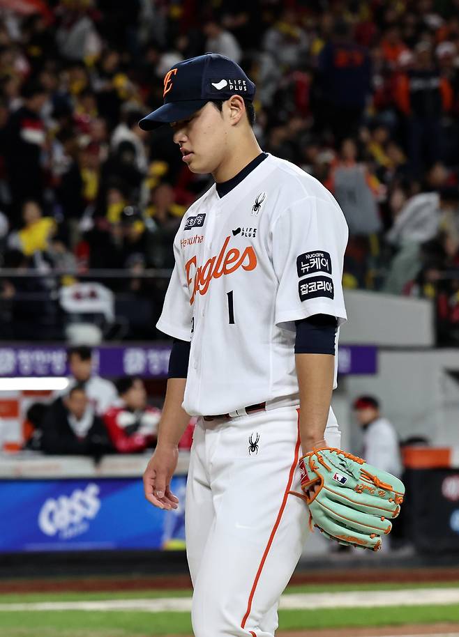 31일 오후 대전 한화생명볼파크에서 열린 프로야구 2025 신한 SOL뱅크 KBO 한국시리즈 5차전 LG트윈스와 한화 이글스의 경기, 한화 선발투수 문동주가 1회초에 1실점을 한 뒤 이닝을 마치고 더그아웃으로 향하고 있다./뉴스1