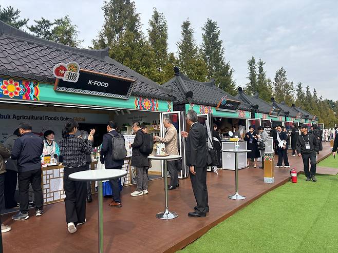 31일 경주 APEC CEO 서밋이 열린 경주예술의전당에 조성된 'K푸드 스트리트'에서 방문객들이 한국 음식을 즐기고 있다./김수정 기자