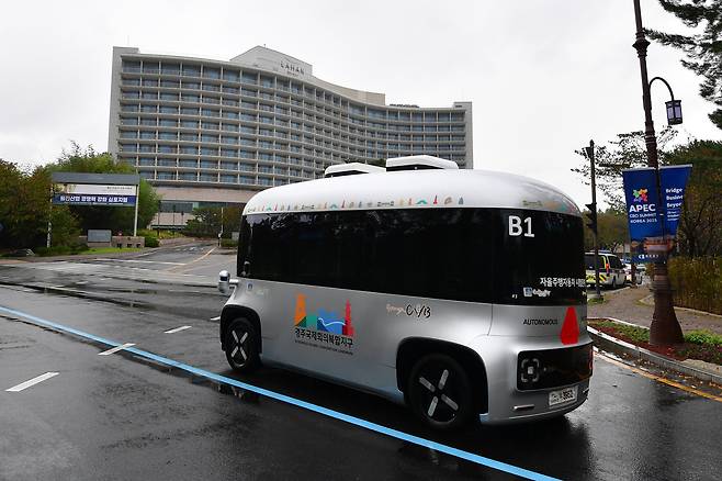 APEC 2025 정상회의가 진행된 경주시 정상회의장인 보문단지 주변에서 자율주행 셔틀버스가 운행되고 있다. /뉴스1