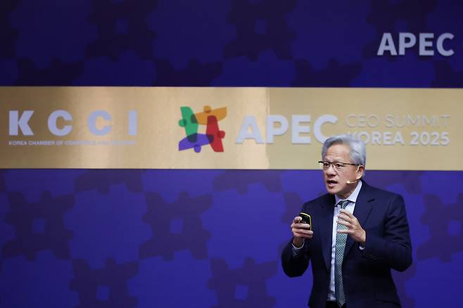 젠슨 황 엔비디아 CEO가 31일 경북 경주에서 열린 ‘아시아태평양경제협력체(APEC) 최고경영자(CEO) 서밋’ 마지막 특별 세션에서 연설하고 있다./뉴스1