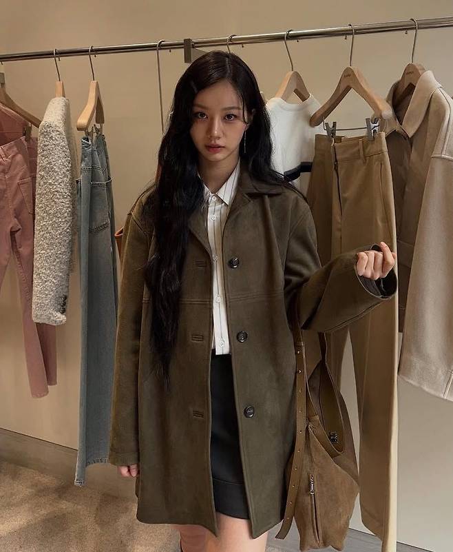 스웨이드 싱글브레스트 코트로 가을 룩을 완성한 혜리. 인스타그램 @hyeri_0609