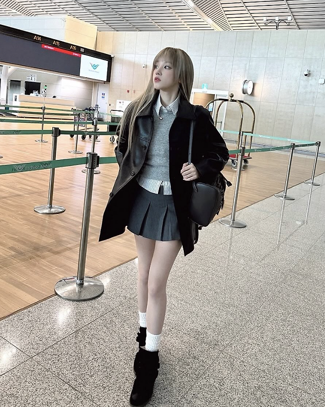 블랙 레더 코트에 프레피 룩 스타일을 착용한 우기. 인스타그램 @yuqisong.923