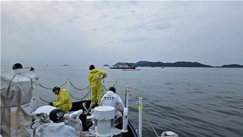 유출된 기름을 방제하는 모습. 태안해경 제공