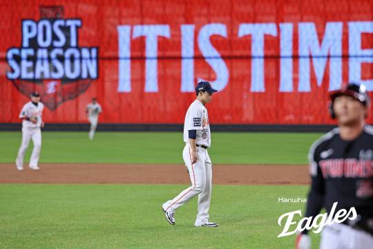 31일 대전한화생명볼파크에서 열린 2025 프로야구 KBO리그 포스트시즌 한국시리즈 5차전 한화 이글스와 LG 트윈스 경기에서 한화 문동주가 이닝이 종료된 뒤 마운드로 들어오고 있다. 한화 이글스 제공