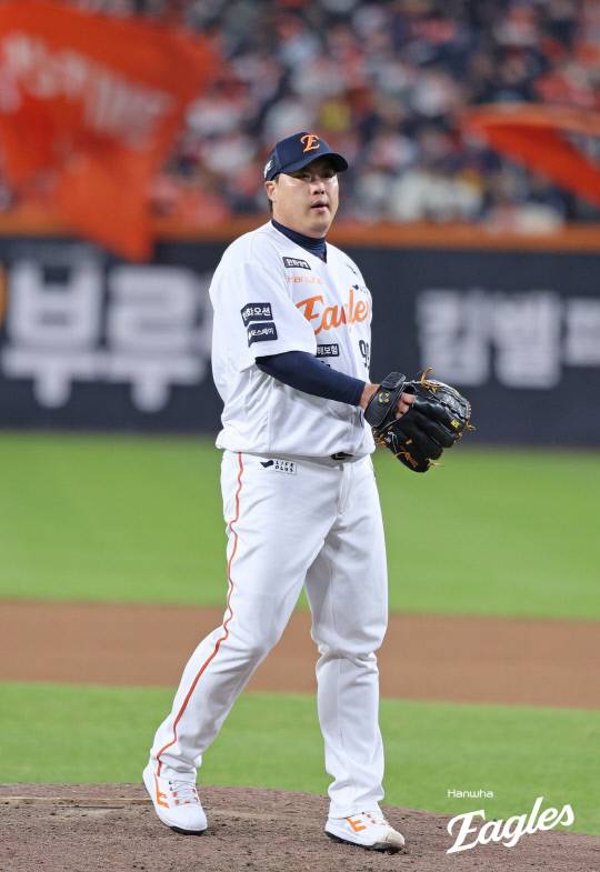 31일 대전한화생명볼파크에서 열린 2025 프로야구 KBO리그 포스트시즌 한국시리즈 5차전 한화 이글스와 LG 트윈스 경기에서 한화 류현진이 마운드에 올라 있다. 한화 이글스 제공