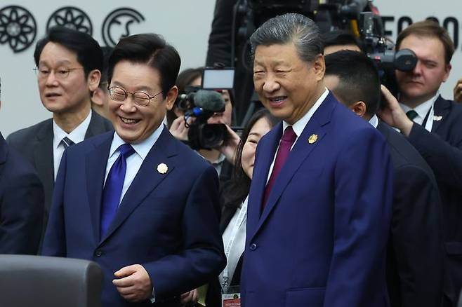 이재명 대통령이 31일 경주화백컨벤션센터(HICO)에서 열린 2025 아시아태평양경제협력체(APEC) 정상회의 제1세션에서시진핑중국 국가주석과 대화하고 있다. ⓒ연합뉴스