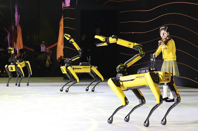 31일 경북 경주시 라한셀렉트호텔에서 열린 2025 아시아태평양경제협력체(APEC) 정상회의 환영 만찬에서 사족보행 반려로봇 ‘스팟’과 바이올리니스트 김연아가 공연하고 있다. APEC 2025 KOREA 제공