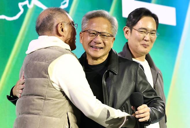 젠슨 황 엔비디아 최고경영자(가운데)와 정의선 현대차그룹 회장(왼쪽)이 30일 오후 서울 강남구 코엑스 K-POP 광장에서 열린 지포스 게이머 페스티벌에서 포웅하고 있다. 뉴스1