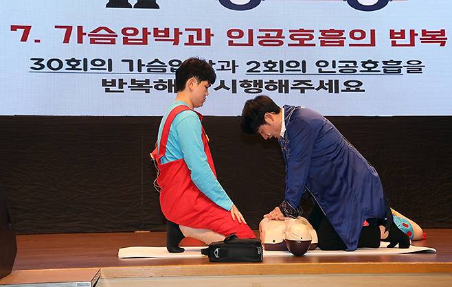 지난달 27일 세종시 정부세종컨벤션센터에서 열린 제14회 전국 일반인 심폐소생술 경연대회에서 심폐소생술 연기를 펼치고 있다.(사진=저작권자(c) 연합뉴스, 무단 전재-재배포 금지)